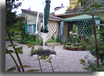 Comme une petite maison au coeur d'un jardin ... un espace hors du temps ! ...