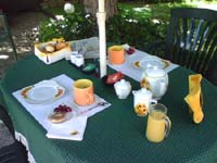 Au menu ... café / thé / chocolat , viennoiseries, confitures, miel, jus d'orange, etc ...