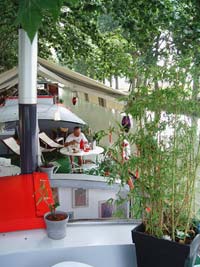 Petit-déjeuner sur la terrasse.
