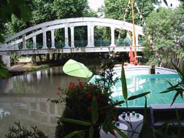 La piscine sur l'avant de la péniche.